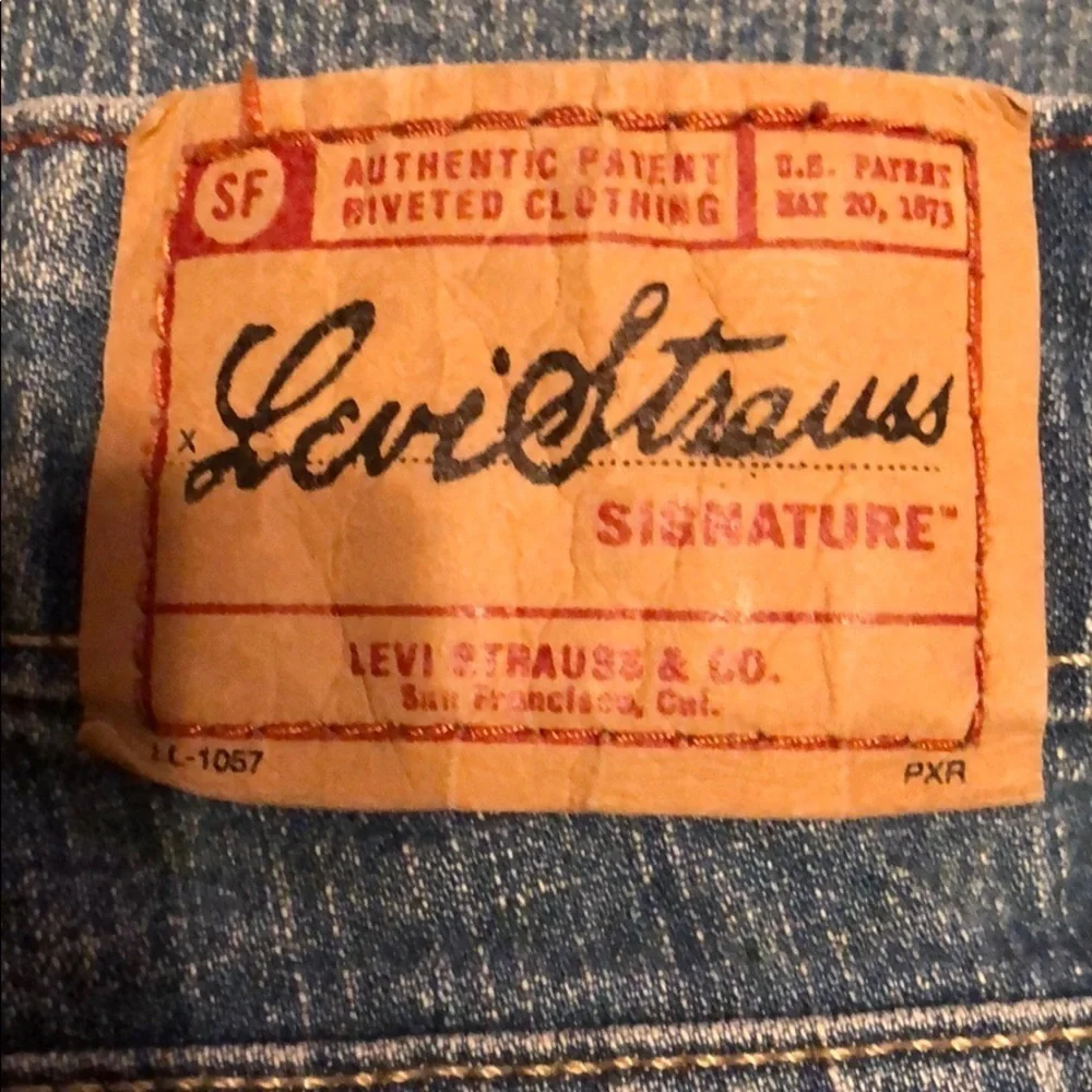 Levi’s Stretch mid rise straight leg.